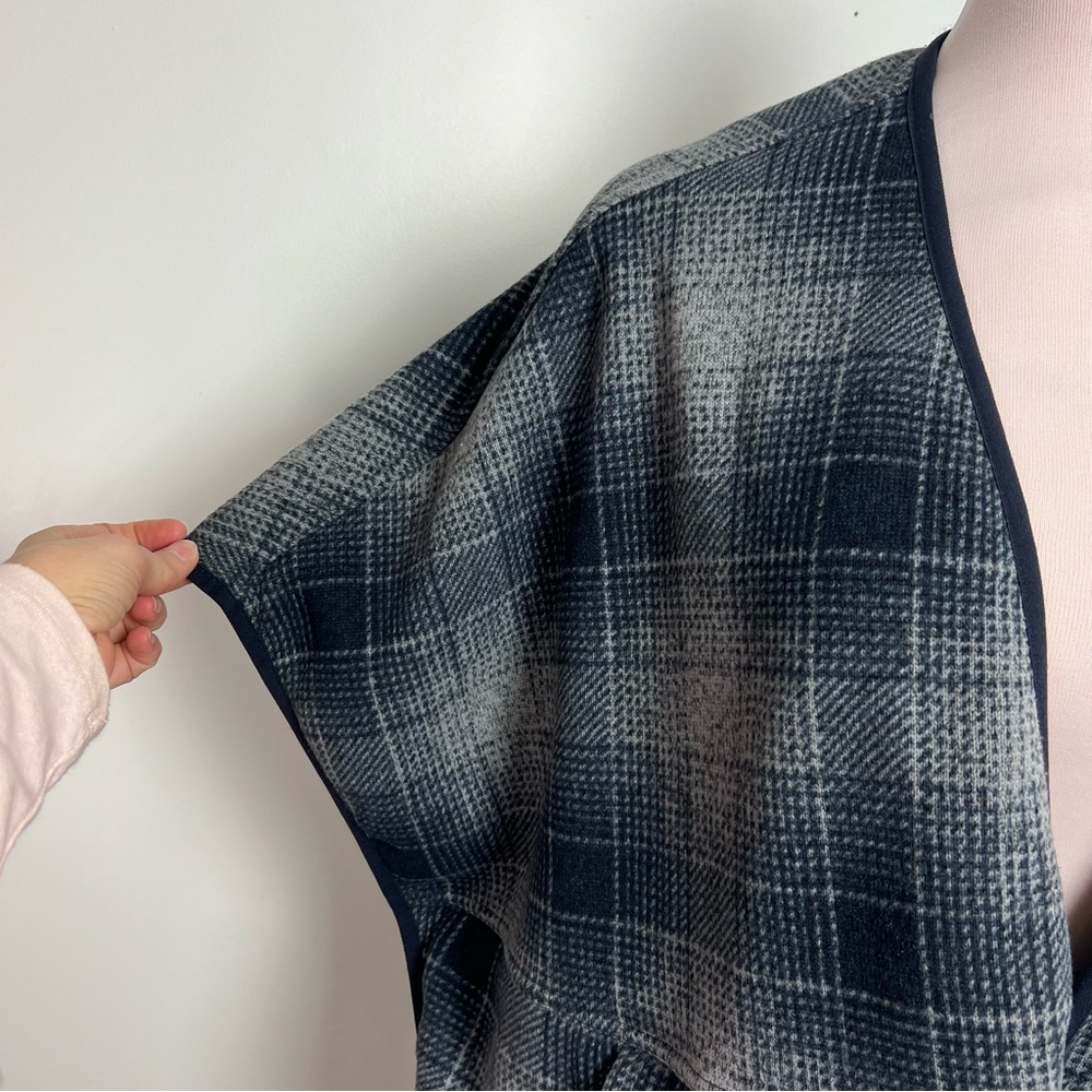 The North Face Women’s Plaid Fleece Poncho Cape Wrap Size Medium - Picture 3 of 10